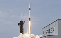 머스크의 스페이스X, 민간 우주 운송 시대 열어…NASA 자격 부여