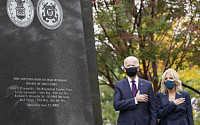 바이든, 한국전 참전기념비 헌화…동맹 재건 강조