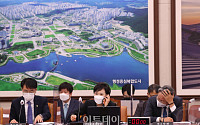 [포토] 통화하는 김현미 국토교통부 장관
