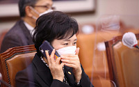 [포토] 국토교통위 출석, 통화하는 김현미 장관