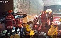 [사건·사고 24시] 인천공항고속도로서 차량 추돌 전복해 1명 사망·4명 부상…부산 아파트서 화재로 대피하던 60대 계단서 쓰러진 뒤 숨져 外