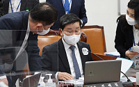 [포토] 대화하는 전해철 위원장-김병기 의원