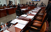 [포토] 빈 야당 법사위원들의 자리