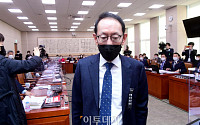 [포토] 법사위 회의장 퇴장하는 김도읍 의원