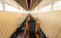 기아차, 코로나 시대 맞춤형 버스 출시…좌석 사이 항균 커튼 설치