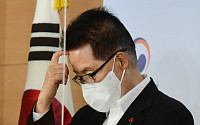 [포토] 머리 만지는 박지원 국가정보원장