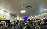 김포도시철도, 장애 발생해 1시간째 멈춰…승객 200명 불편