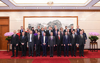 중국 왕이, EU 대사들 만나 중국-EU 투자협정 체결 압박