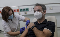 의료진보다 먼저 백신 맞고 ‘셀카’ 올린 그리스 장관들...국민들 분노
