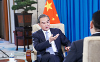 중국 왕이 외교부장 &quot;중ㆍ미관계 새로운 갈림길…바이든 대화 나서야&quot;
