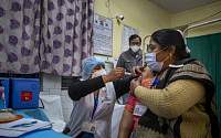 인도, 16일부터 백신 접종 시작…&quot;여름까지 3억 명 접종&quot;