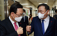 [포토] '주요 민생법안 처리 합의' 인사하는 김태년-주호영