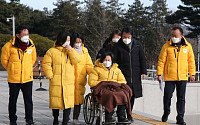 [포토] 단식농성장 복귀하는 강은미 정의당 원내대표