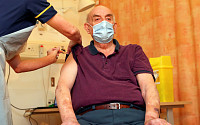 82세 영국 노인, 세계 첫 아스트라제네카 백신 접종