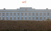 김정은, 호위·공안 장병 및 당대회 방청자·열병식 참석자들과 이례적 기념촬영