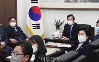 [포토] 문재인 대통령 신년 기자회견 시청하는 민주당 지도부