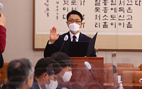 [포토] 인사청문회 선서하는 김진욱 공수처장 후보자
