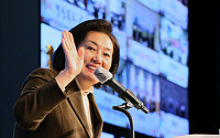 [포토] '밝은 표정으로 인사하는 박영선 장관'