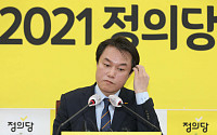 [포토] 머리 만지는 김종철 정의당 대표