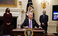 미국 경제 골든타임 '코로나'에 달렸다...취임 2일차 바이든, 행정명령 10건 서명