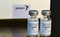 J&amp;J 백신 접종 후 피부 벗겨지고 갈라져…AZ도 비슷한 부작용 보고돼