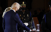 바이든 미국 대통령, 의회 폭동 순직 경찰관 추모
