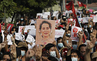 미얀마 양곤서 2007년 이후 최대 규모 시위…미야와디서 총성 울려