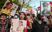 미얀마, 사흘째 쿠데타 항의 시위…승려 참여에 경찰 물대포 동원
