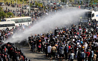 미얀마 경찰, 강경 대응...시위대 향해 물대포 이어 고무탄 발사