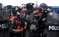 미얀마 경찰, 실탄 발사해 시민 2명 중태...유혈 충돌 가능성 커져