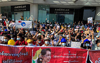 미얀마 시위대 닷새째 거리로...경찰 강경 진압에 '평화 시위'로 맞서