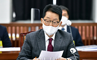 [포토] 자료 확인하는 박지원 국정원장