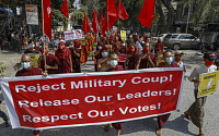 미얀마 군부, 첫 기자회견…“수치 고문 신병 처리 헌법에 따를 것”