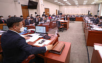 北 화이자 해킹설 진실공방… 법사위선 '김명수 대법원장 출석요구' 부결