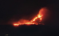 이탈리아 화산, 검은 연기와 용암 분출…화산재로 공항 폐쇄까지