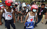 미얀마 군부, 시위대 향해 무차별 발포…2명 사망