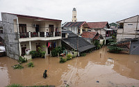 인도네시아 자카르타, 1년 만의 대홍수로 5명 사망