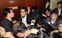 [포토]몸싸움 벌이는 외통위 경위와 야당 측 보좌관들