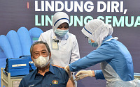 말레이시아, 화이자 백신 접종 시작…총리가 1호