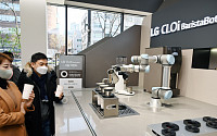 커피 내리는 'LG 클로이 로봇'…&quot;LG베스트샵에 취직&quot;