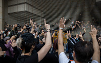 홍콩 시위대 수백 명, 민주인사 대규모 기소에 법원 기습 시위