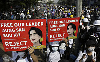 미얀마 군정, 수치 고문 추가 기소…최장 징역 9년 가능