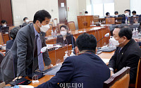 [포토] 논의하는 한병도 위원장과 민주당 의원들