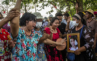 [이슈크래커] &quot;거리로 나가 민주주의를 되찾을 것&quot; 미얀마 민주화 시위 상황 살펴보니