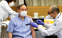 바이든 만나기 전 백신 접종한 스가 일본 총리 “아프지 않았다”