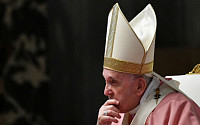 바티칸 “프란치스코 교황 결장 협착증 수술 잘 끝나…회복 중”