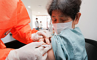 [종합] 요양병원 만 65세 이상 백신 접종 시작…1600곳 20만5983명 대상