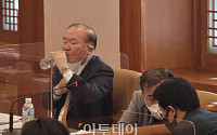 [포토] 물 마시는 이동흡 전 헌법재판관