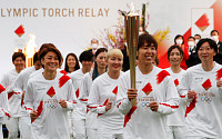 도쿄 올림픽, 우여곡절 끝에 성화 봉송 시작