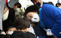 [포토] 어린이들과 인사하는 박영선 후보